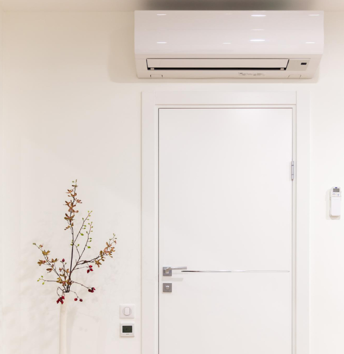 Unité intérieure de climatisation murale installée dans un logement